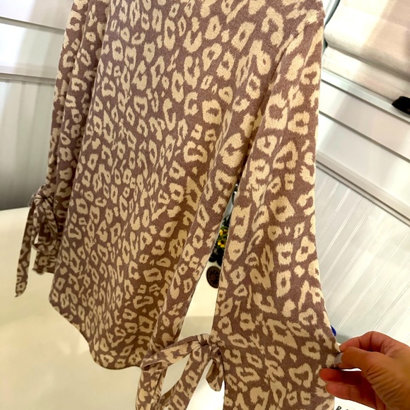 Beautiful Cheetah Print Bell Sleeve Sweater - Picture 2 of 7